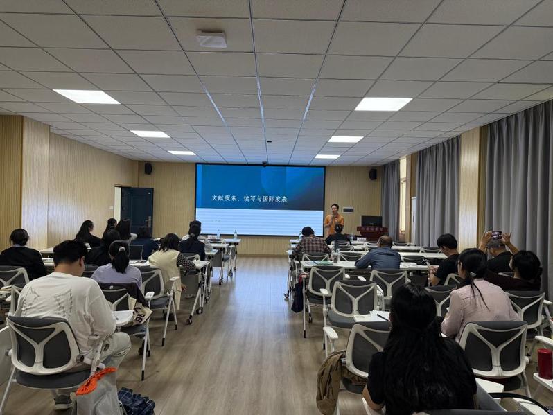 外国语学院开展科研交流活动：刘...